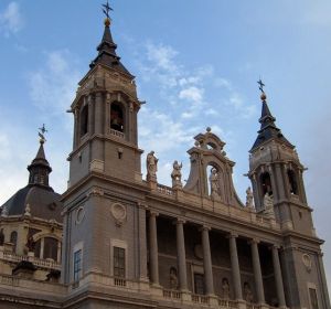 Fachada de la Catedral de La Almudena Fachada de la Catedral de La Almudena