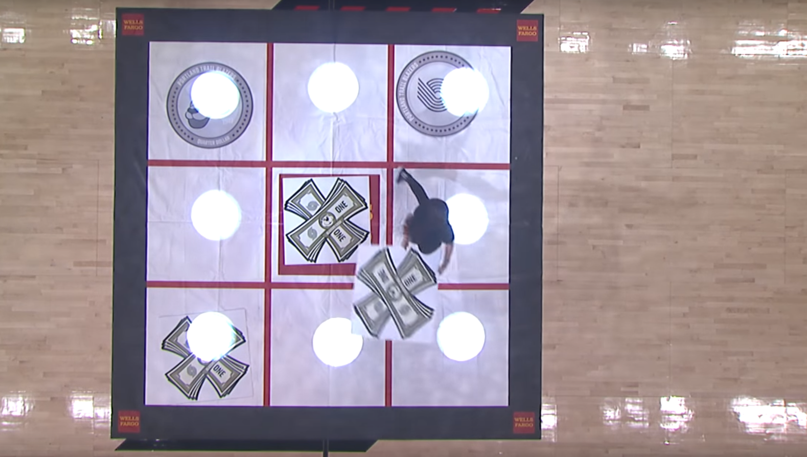 Nunca has visto un 'tres en raya' así: dos aficionados la lían en el Blazers vs Pelicans Nunca has visto un 'tres en raya' así: dos aficionados la lían en el Blazers vs Pelicans