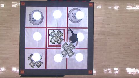 Una aficionada juega al tres en raya