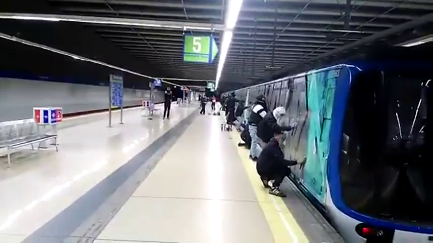Detenidos uno de los 50 grafiteros que rociaron de spray a los policías en el Metro Detenidos uno de los 50 grafiteros que rociaron de spray a los policías en el Metro
