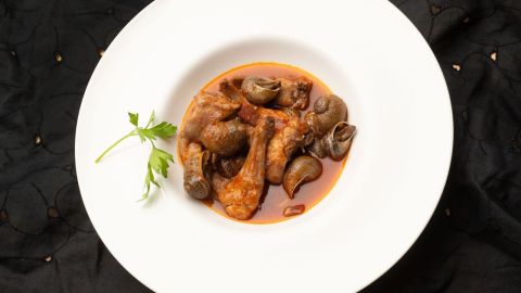 Karlos Argui&ntilde;ano en tu cocina - Conejo con caracoles a la riojana