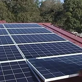 Placas solares en una casa. Placas solares en una casa.