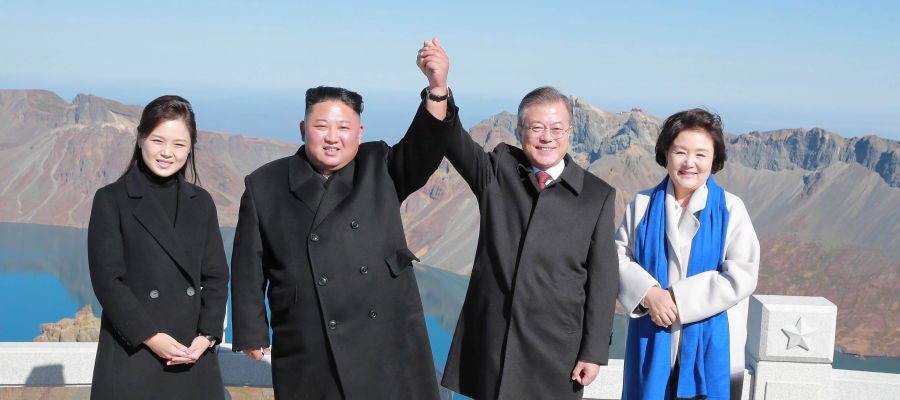 Los líderes de Corea del Norte y Corea del Sur, Kim Jong Un y Moon Jae-in, junto a sus esposas Los líderes de Corea del Norte y Corea del Sur, Kim Jong Un y Moon Jae-in, junto a sus esposas