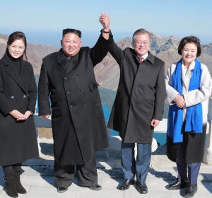 Los líderes de Corea del Norte y Corea del Sur, Kim Jong Un y Moon Jae-in, junto a sus esposas Los líderes de Corea del Norte y Corea del Sur, Kim Jong Un y Moon Jae-in, junto a sus esposas