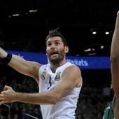 Rudy penetra a canasta ante el Zalgiris Rudy penetra a canasta ante el Zalgiris