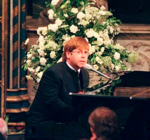 Elton John cantando en el funeral de la princesa Diana Elton John cantando en el funeral de la princesa Diana
