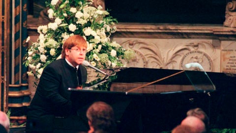 Elton John cantando en el funeral de la princesa Diana