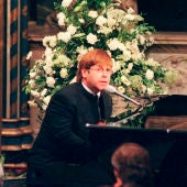 Elton John cantando en el funeral de la princesa Diana