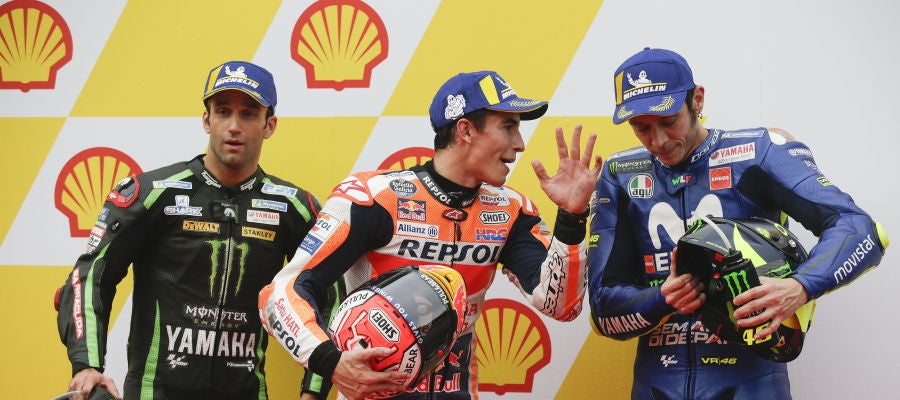 Márquez charla con Rossi tras lograr la pole Márquez charla con Rossi tras lograr la pole