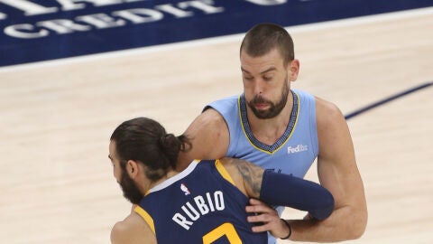 Marc Gasol choca con Ricky Rubio