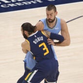Marc Gasol choca con Ricky Rubio