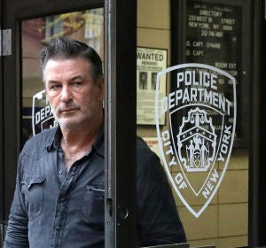 Alec Baldwin a la salida de la comisaría en Nueva York Alec Baldwin a la salida de la comisaría en Nueva York