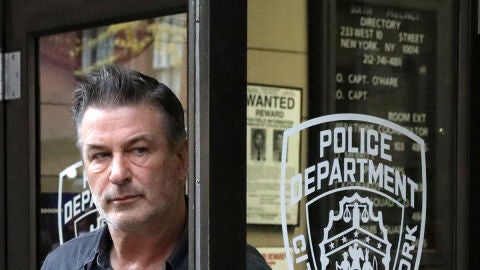 VIDEO Alec Baldwin a la salida de la comisar&iacute;a en Nueva York
