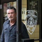 Alec Baldwin a la salida de la comisaría en Nueva York