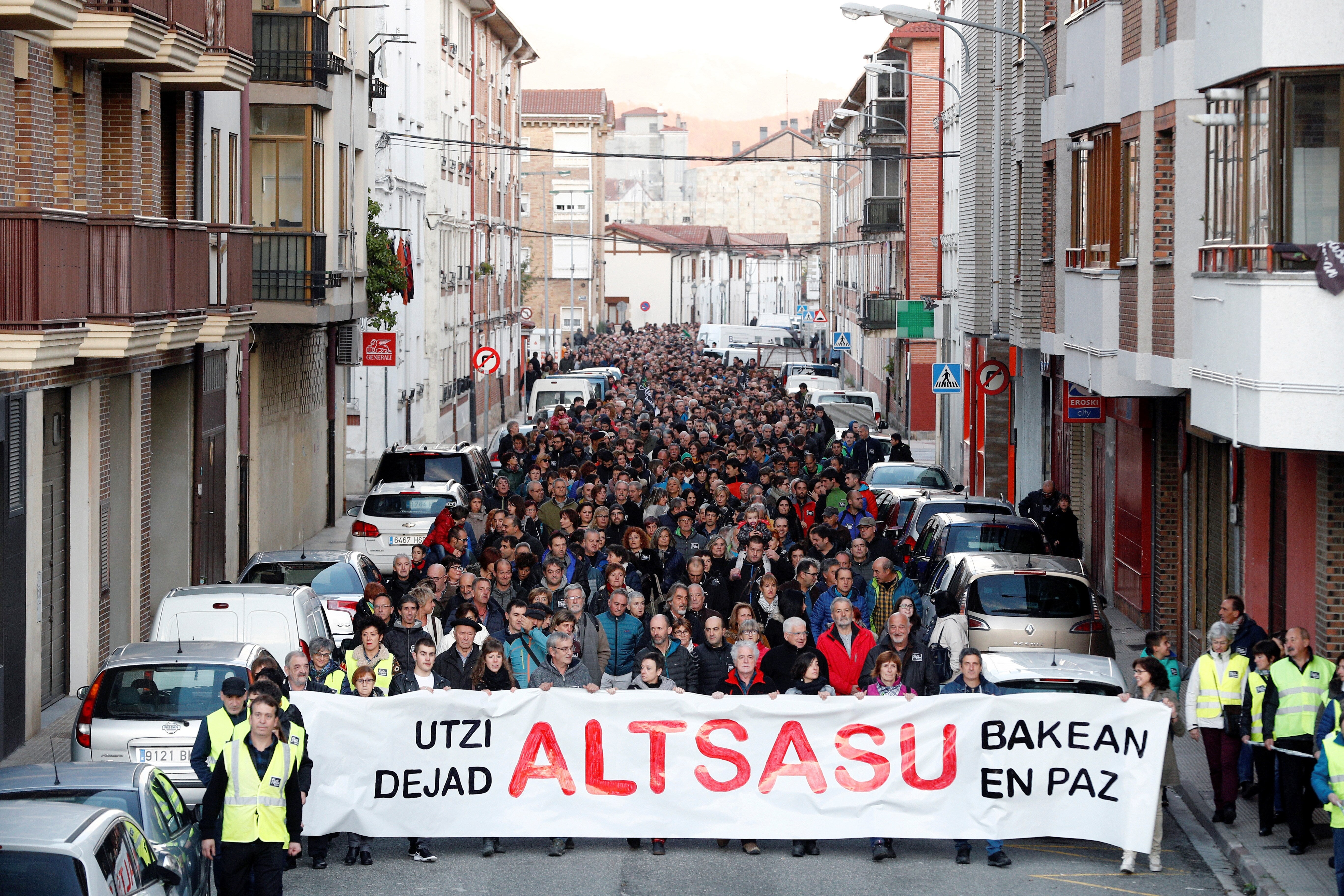 Una manifestación rechaza en Alsasua el acto de 'España Ciudadana' por querer "sacar réditos electorales" Una manifestación rechaza en Alsasua el acto de 'España Ciudadana' por querer "sacar réditos electorales"