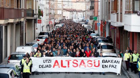 Vecinos de Alsasua (Navarra), durante la manifestaci&oacute;n bajo el lema "utzi Altsasu bakean-dejad en paz a Altasu"