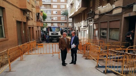 El alcalde de Crevillent en una visita a las obras de remodelaci&oacute;n 