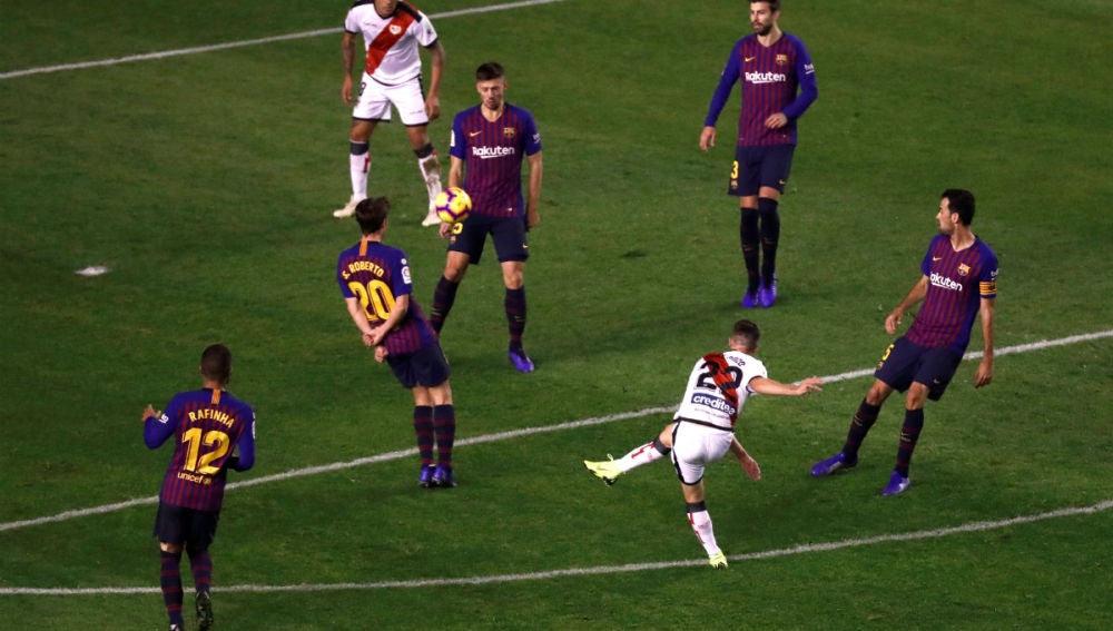Pozo marca ante cinco jugadores del Barcelona
