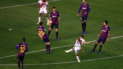 Pozo marca ante cinco jugadores del Barcelona