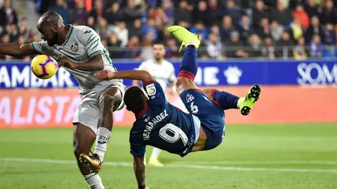 Hernández busca el remate ante Foulquier Hernández busca el remate ante Foulquier