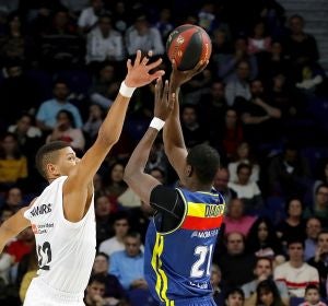 Walter Tavares intenta taponar al pivot del Morabanc Andorra Moussa Diagné Walter Tavares intenta taponar al pivot del Morabanc Andorra Moussa Diagné