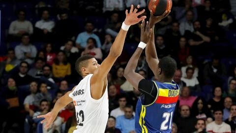 Walter Tavares intenta taponar al pivot del Morabanc Andorra Moussa Diagn&eacute;