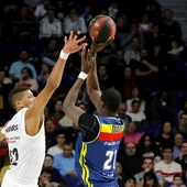 Walter Tavares intenta taponar al pivot del Morabanc Andorra Moussa Diagné Walter Tavares intenta taponar al pivot del Morabanc Andorra Moussa Diagné
