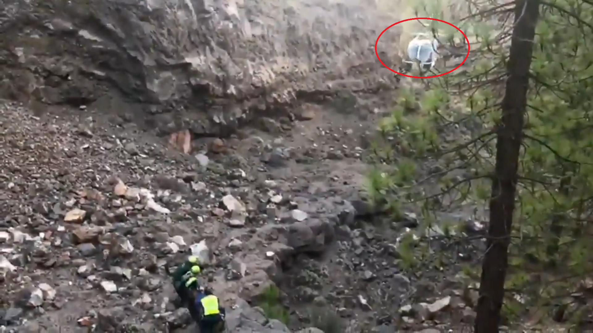 La increíble maniobra de un helicóptero de la Guardia Civil para intentar rescatar a un cazador herido La increíble maniobra de un helicóptero de la Guardia Civil para intentar rescatar a un cazador herido