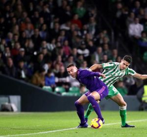 Aspas disputa un balón con Marc Bartra Aspas disputa un balón con Marc Bartra