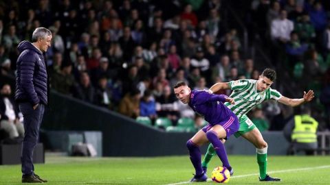 Aspas disputa un bal&oacute;n con Marc Bartra 
