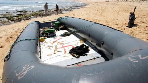 Una patera en una playa de C&aacute;diz
