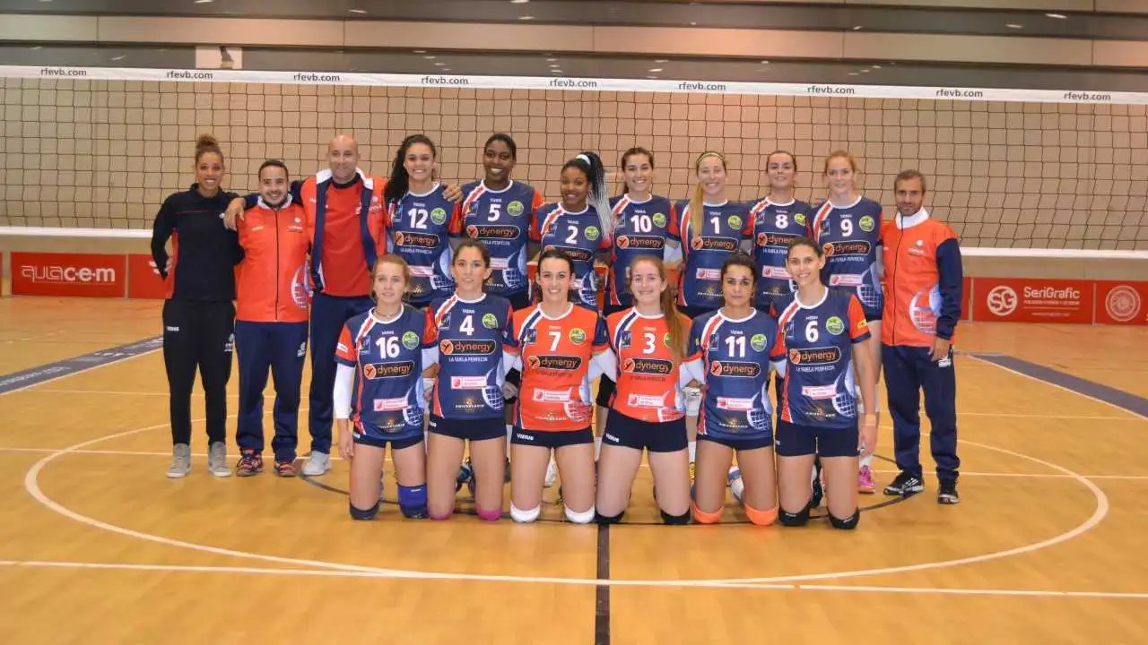 Pipi de Moura, tercero por la izquierda, fue segundo entrenador del Club Voleibol Elche en la Superliga-1. VOLEIBOL