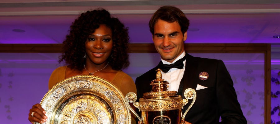 Serena Williams y Roger Federer, en 2012 con sus trofeos de campeones de Wimbledon Serena Williams y Roger Federer, en 2012 con sus trofeos de campeones de Wimbledon