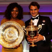 Serena Williams y Roger Federer, en 2012 con sus trofeos de campeones de Wimbledon