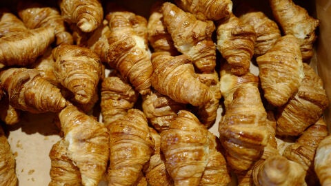 Una cesta de cruasanes