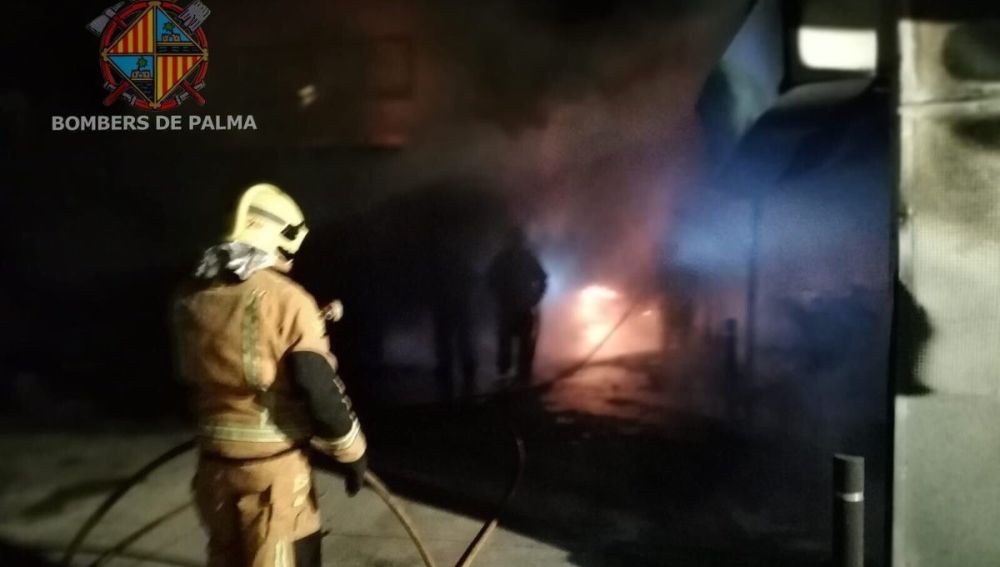 Bomberos de Palma extinguiendo el fuego en el aparcamiento de la comisaría de Son Gotleu