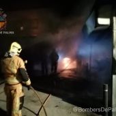 Bomberos de Palma extinguiendo el fuego en el aparcamiento de la comisaría de Son Gotleu