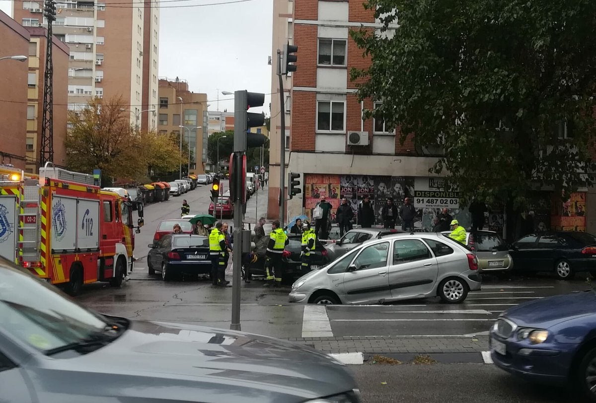 Un segundo socavón en La Elipa obliga a intervenir a los bomberos Un segundo socavón en La Elipa obliga a intervenir a los bomberos