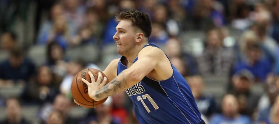 Doncic pasa el balón a un compañero Doncic pasa el balón a un compañero