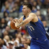 Doncic pasa el balón a un compañero Doncic pasa el balón a un compañero