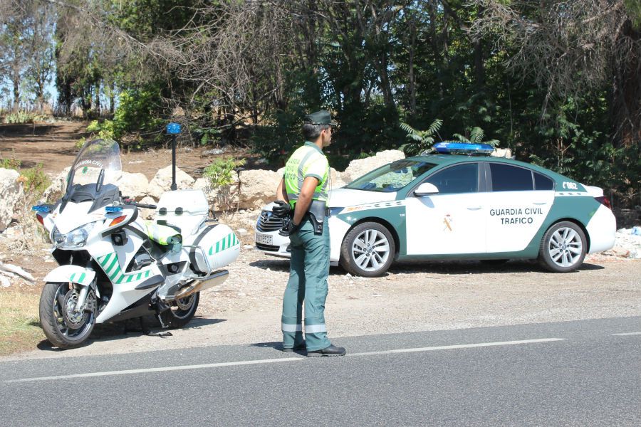 Un conductor que llevaba hachís huye cuando iba a auxiliarlo la Guardia Civil Un conductor que llevaba hachís huye cuando iba a auxiliarlo la Guardia Civil