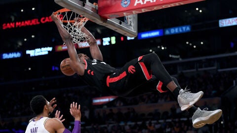 Serge Ibaka 'machaca' el aro de los Lakers