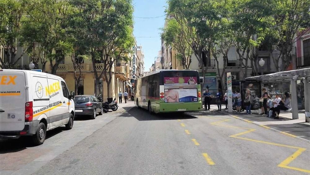 Un autobus urbano circulando por la calle Corredora de Elche