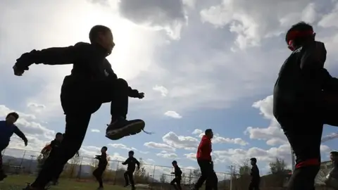 Niños en uno de los campos de concentración chinos Niños en uno de los campos de concentración chinos