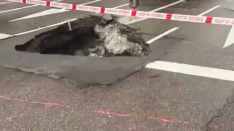 Un vehículo queda atrapado en un nuevo socavón en el barrio de La Elipa Un vehículo queda atrapado en un nuevo socavón en el barrio de La Elipa