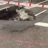 Un vehículo queda atrapado en un nuevo socavón en el barrio de La Elipa