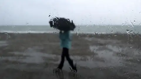 Un hombre se protege de la lluvia Un hombre se protege de la lluvia