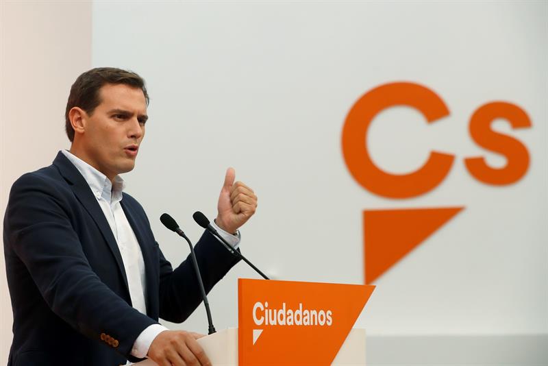 Rivera carga contra Sánchez por "condenar" la democracia y no la violencia Rivera carga contra Sánchez por "condenar" la democracia y no la violencia