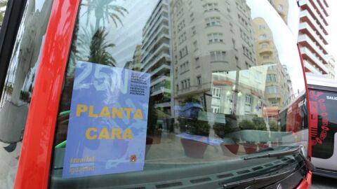 Bus con el cartel del 25N
