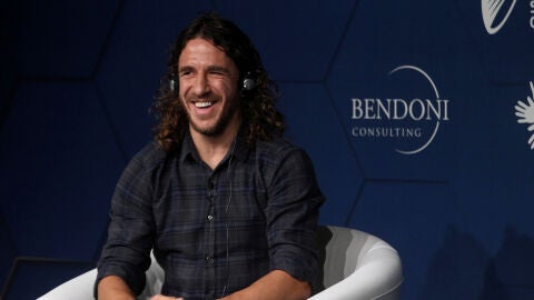 Puyol sonr&iacute;e durante un acto